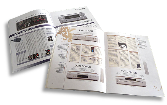 Aufgeschlagene Broschüre von Denon