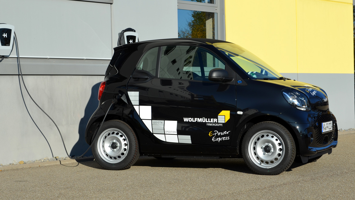 Schwarzer Smart mit weißen und grauen Quadraten und Beschriftung E-Power Express und Firmenlogo