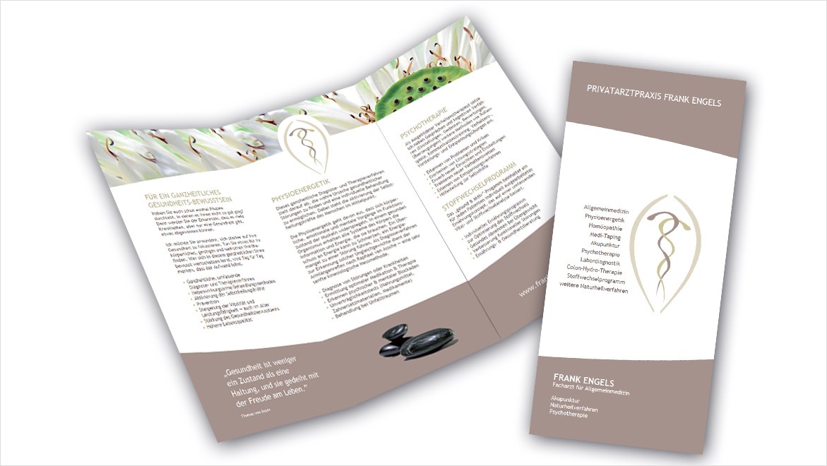 Aufgeklappetr Flyer und Titelseite des Flyers