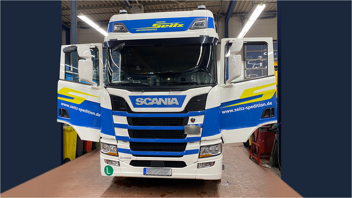 Fahrerhaus eines LKW der Firma Seitz Maschinentransporte + Spedition