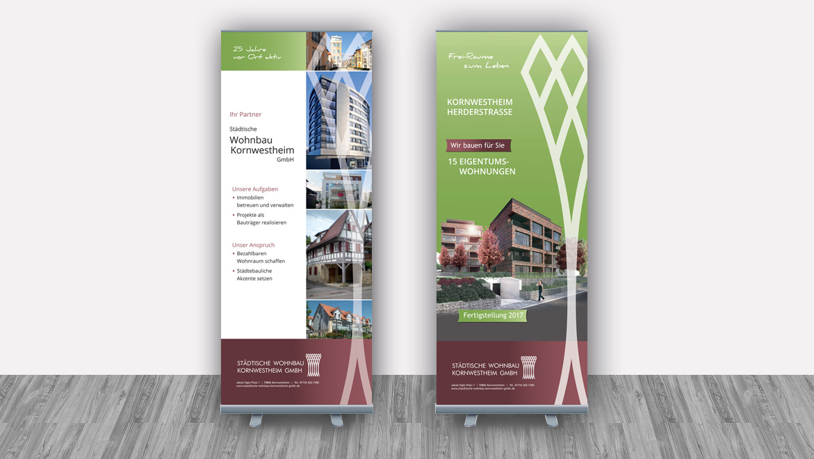 Zwei Roll-Ups vor einer Wand